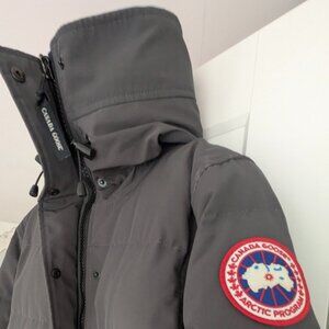 Canada Goose Women’s Parka – Size L (Graphite Grey)
